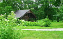 住百年石屋的6旬“山大王”，幾根木頭做樓梯，靠養牛送倆兒下山